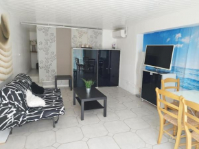 Bas de villa climatisé avec coin terrasse